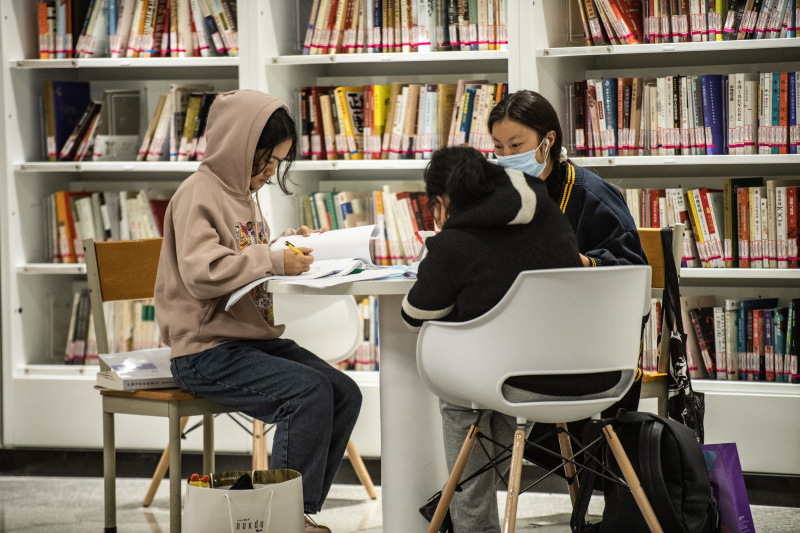 Des gens étudient dans une salle en libre-service 24 heures sur 24 de la Bibliothèque du Guizhou à Guiyang