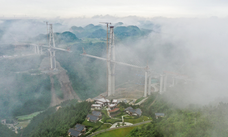 Photo aérienne prise le 14 juin 2022 montrant le chantier du grand pont de Duohua