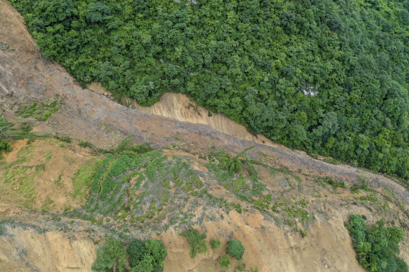 Photo aérienne d'un site de glissement de terrain survenu dans le village de Liujing dans l'arrondissement de Wulong de la municipalité de Chongqing (sud-ouest de la Chine)