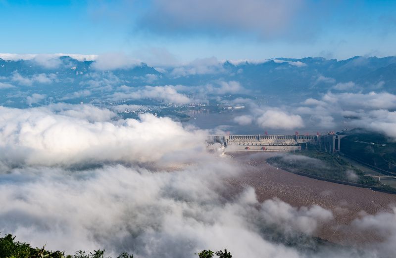 Les eaux de crue déversées du barrage des Trois Gorges dans la province chinoise du Hubei (centre)