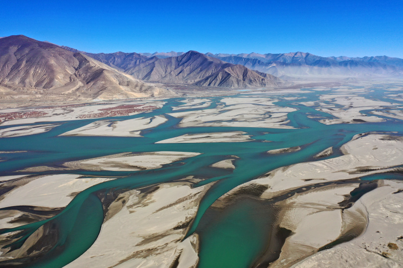 Photo aérienne prise le 16 décembre 2020 de la rivière Yarlung Zangbo du district de Zhanang