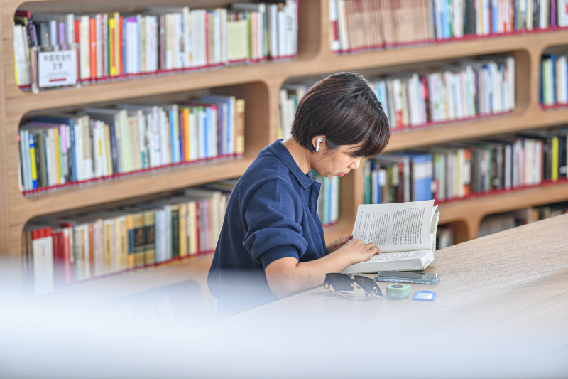 Une lectrice dans la bibliothèque Trou de ver dans la baie de Haikou