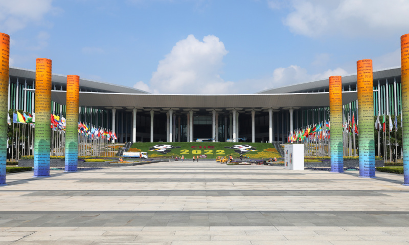 Des jardiniers décorent la place sud du Centre national des expositions et des congrès (Shanghai)