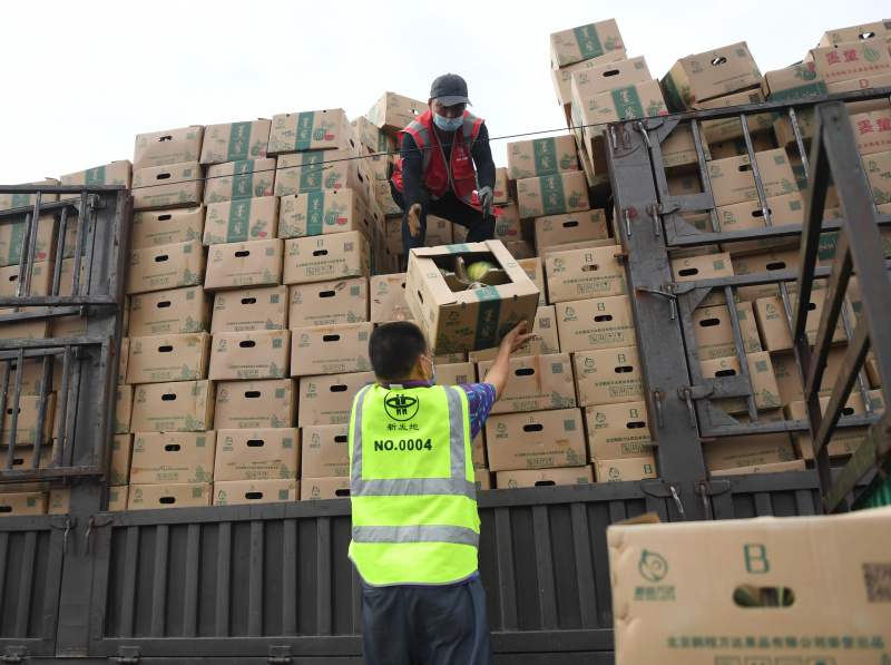 Des commerçants se préparent pour la réouverture du marché de gros de Xinfadi à Beijing