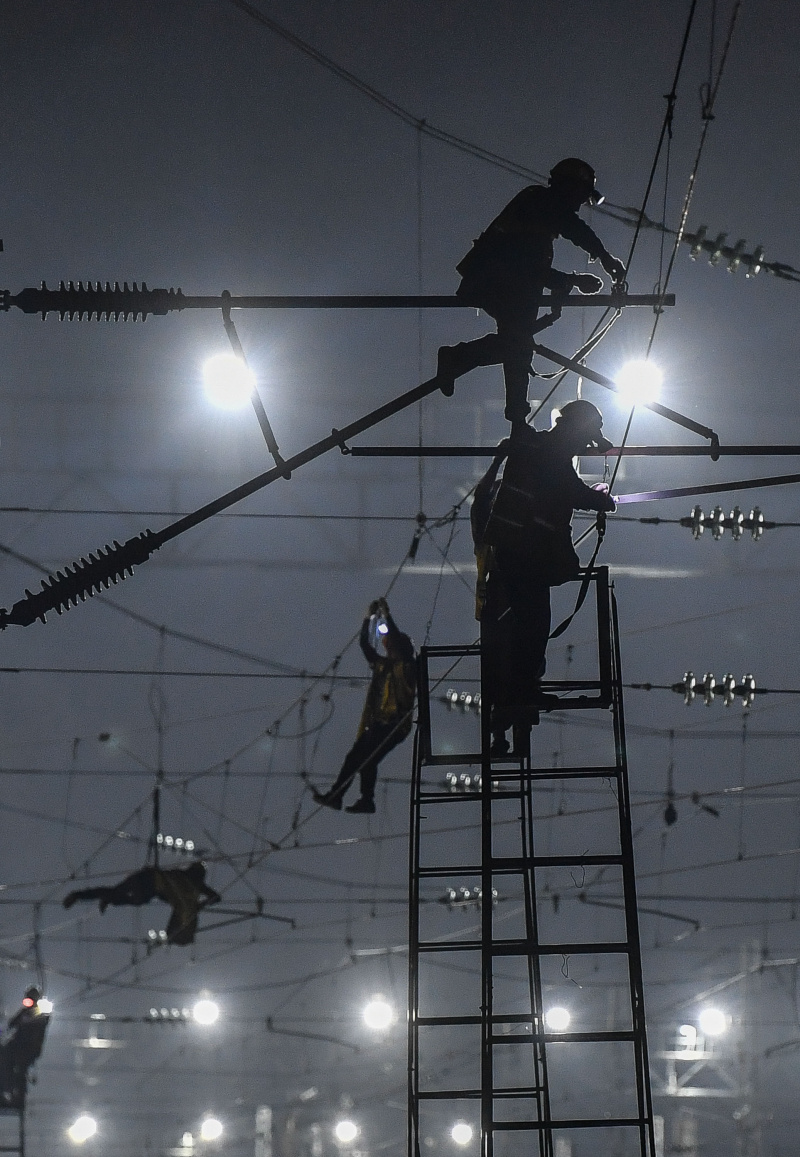 Des constructeurs ferroviaires travaillent toute la nuit pour effectuer des améliorations ferroviaires