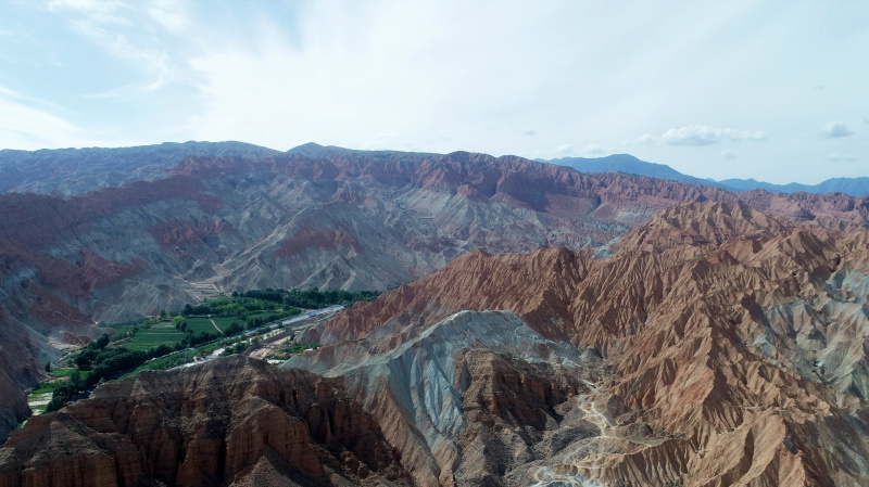 Photo aérienne prise le 5 juin 2020 montre une vue des reliefs de Danxia