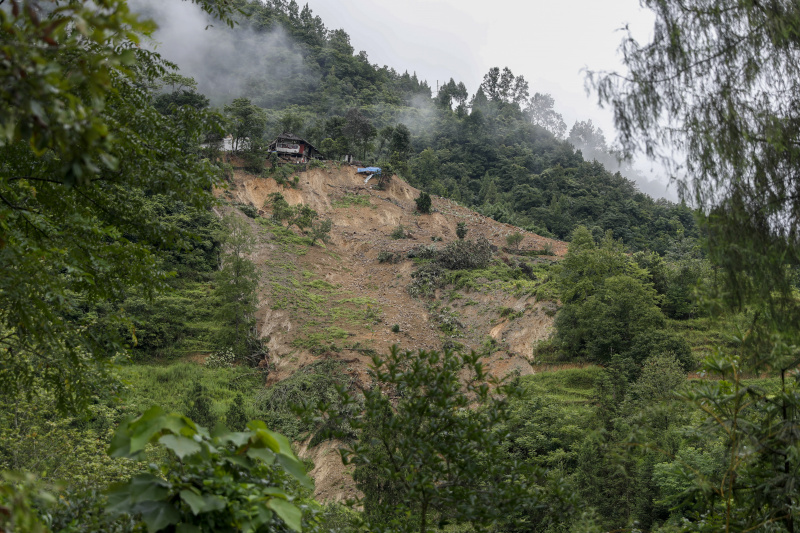 Photo aérienne d'un site de glissement de terrain survenu dans le village de Liujing dans l'arrondissement de Wulong de la municipalité de Chongqing (sud-ouest de la Chine)