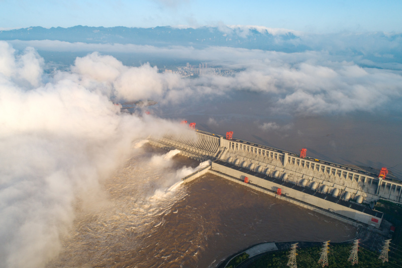 Les eaux de crue déversées du barrage des Trois Gorges dans la province chinoise du Hubei (centre)