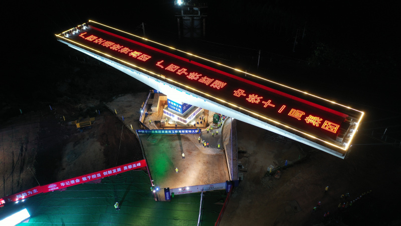 Photo aérienne du super pont majeur de Nakuan situé le long de la ligne ferroviaire Nanning-Yulin