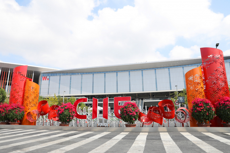 Photo prise le 15 octobre 2022 montrant des éléments de décors à proximité de l'entrée du Centre national des expositions et des congrès (Shanghai)