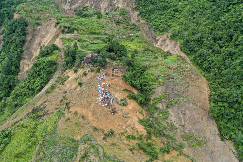 Photo aérienne d'un site de glissement de terrain survenu dans le village de Liujing dans l'arrondissement de Wulong de la municipalité de Chongqing (sud-ouest de la Chine)
