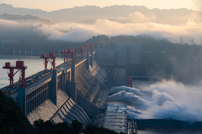 Les eaux de crue déversées du barrage des Trois Gorges dans la province chinoise du Hubei (centre)