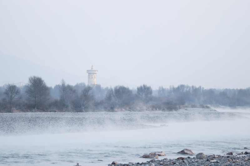 Photo prise le 16 décembre 2020 montrant une vue du fleuve Jaune dans le district Guide de la préfecture autonome tibétaine de Hainan