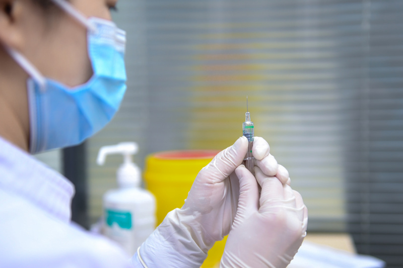 Une infirmière prépare une dose de vaccin anti-COVID-19 à Shenzhen