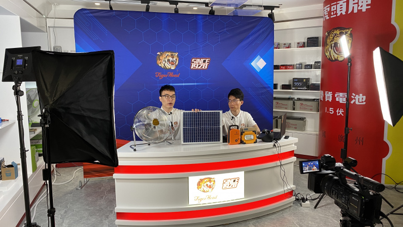 Des employés de la Guangzhou Tiger Head Battery Group Co