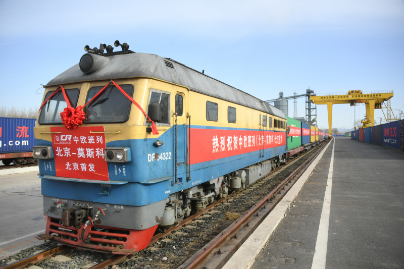 Un train de fret Chine-Europe à destination de Moscou à la gare de Mafang à Beijing
