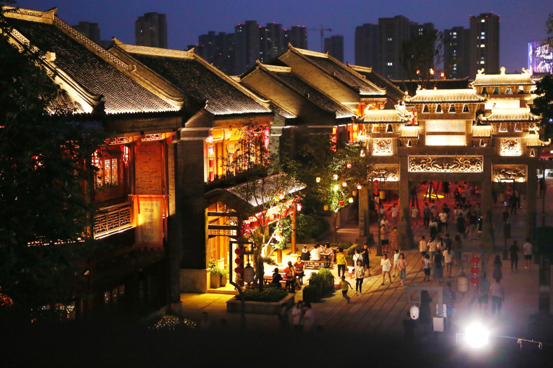 Des gens profitent d'une visite nocturne de l'ancienne ville de Jimo à Qingdao
