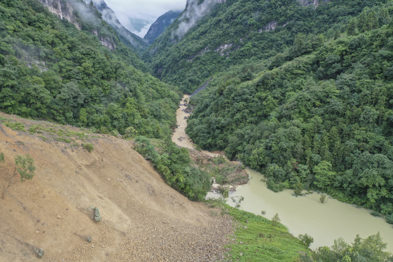 Photo aérienne d'un site de glissement de terrain survenu dans le village de Liujing dans l'arrondissement de Wulong de la municipalité de Chongqing (sud-ouest de la Chine)