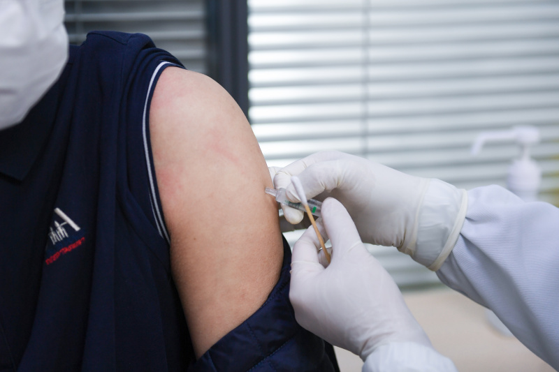 Une infirmière administre la seconde dose d'un vaccin anti-COVID-19 à un conducteur de Shenzhen Bus Group Co