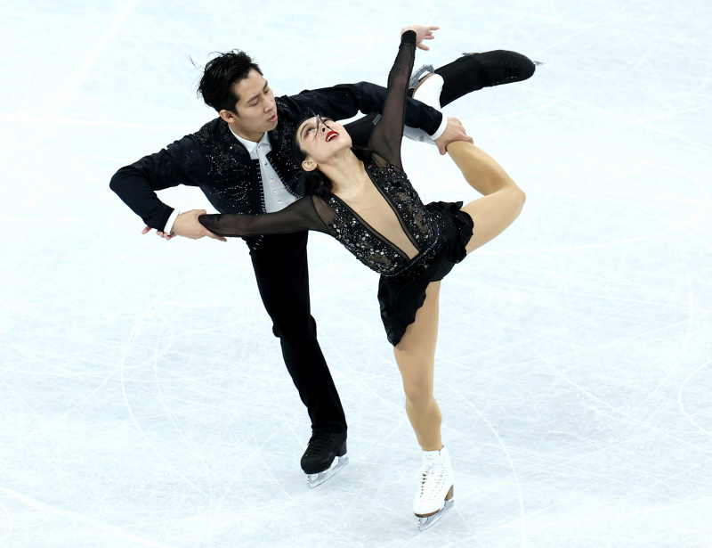 Sui Wenjing (à droite) et Han Cong de la Chine lors du programme court de l'épreuve par équipes de patinage artistique