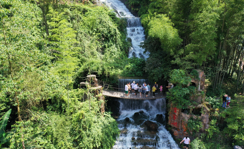 Des touristes dans la zone touristique du lac de Baofeng à Zhangjiajie