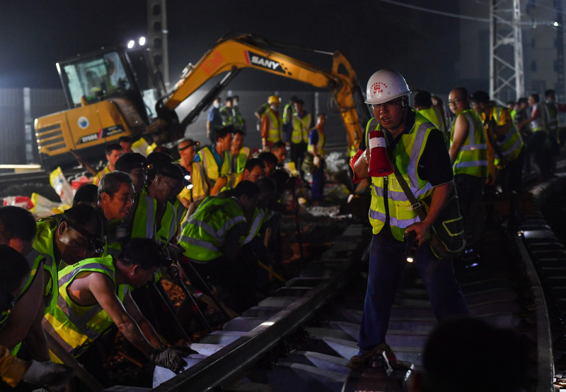 Des constructeurs ferroviaires travaillent toute la nuit pour effectuer des améliorations ferroviaires
