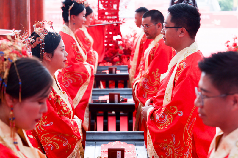 Des couples assistent à une cérémonie traditionnelle de mariage organisée à Guiyang