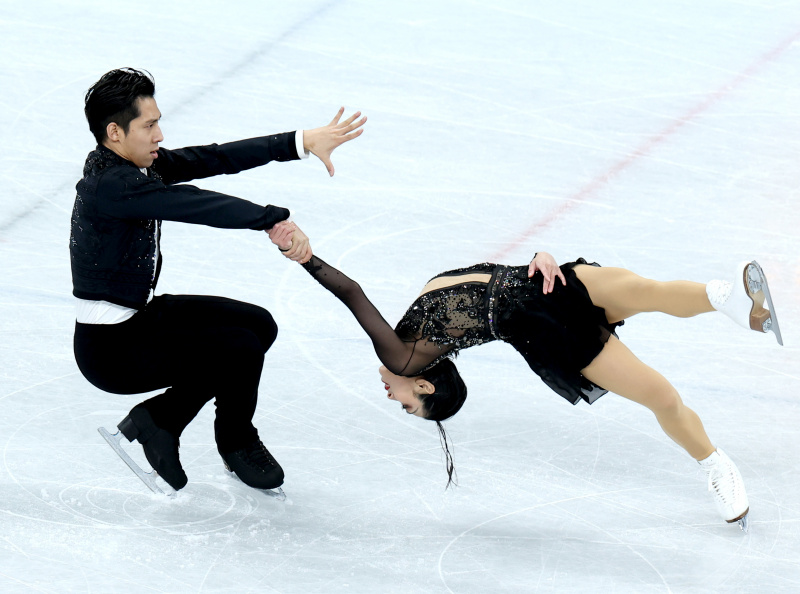 Sui Wenjing (à droite) et Han Cong de la Chine lors du programme court de l'épreuve par équipes de patinage artistique
