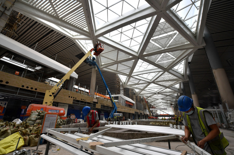 Des ouvriers sur le chantier du projet d'expansion de l'aéroport international Meilan de Haikou