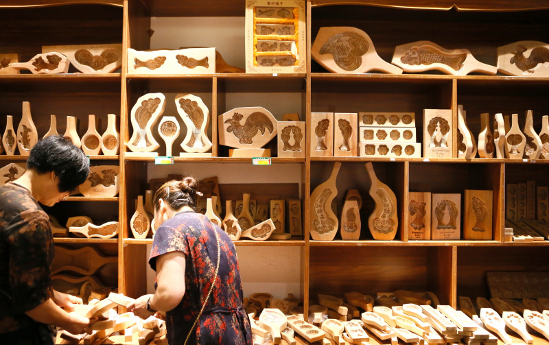 Des touristes achètent des souvenirs dans un magasin de l'ancienne ville de Jimo à Qingdao