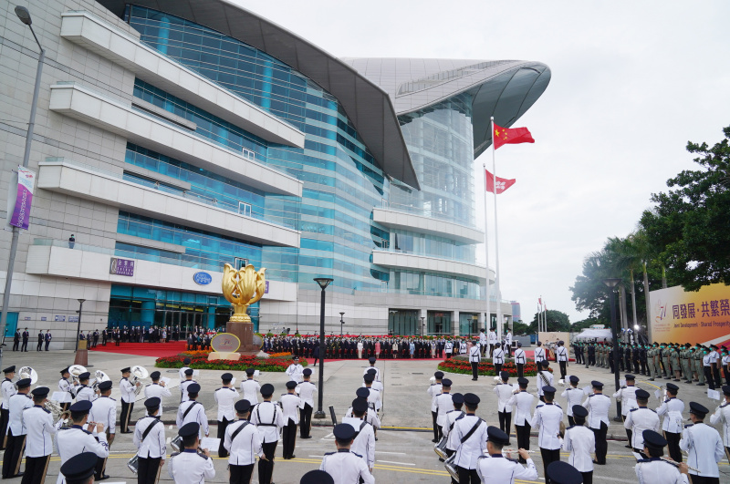 Une cérémonie de lever du drapeau national pour célébrer le 71e anniversaire de la fondation de la République populaire de Chine