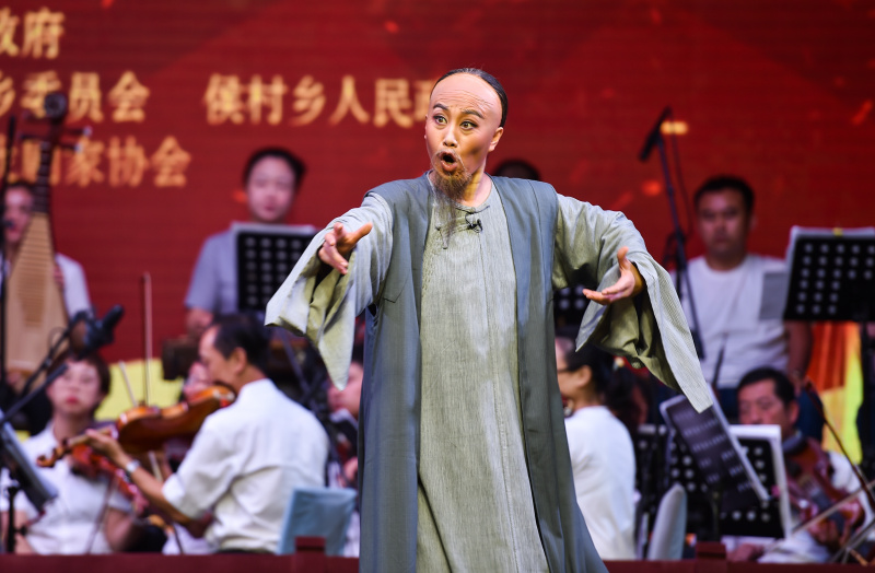 Un artiste se produit dans le bourg de Houcun