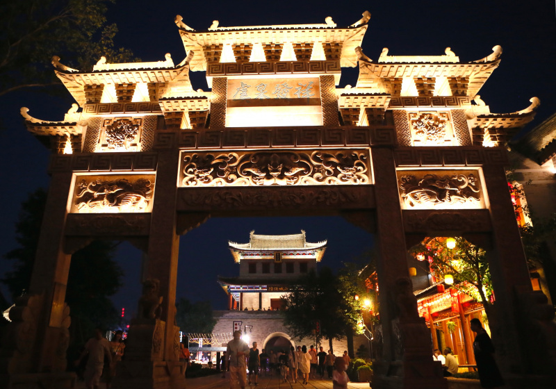 Des gens profitent d'une visite nocturne de l'ancienne ville de Jimo à Qingdao