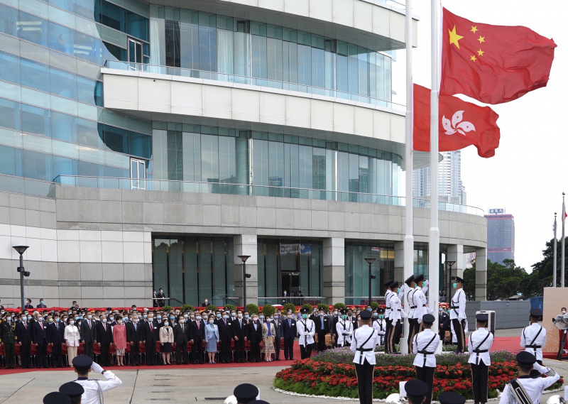Une cérémonie de lever du drapeau national pour célébrer le 71e anniversaire de la fondation de la République populaire de Chine
