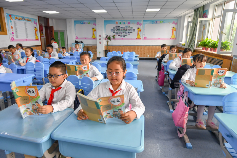 Des élèves du primaire lisent lors du cours du matin dans une école à Changchun