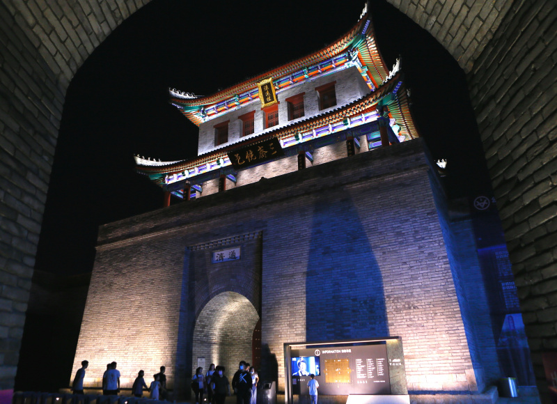 Des gens profitent d'une visite nocturne de l'ancienne ville de Jimo à Qingdao
