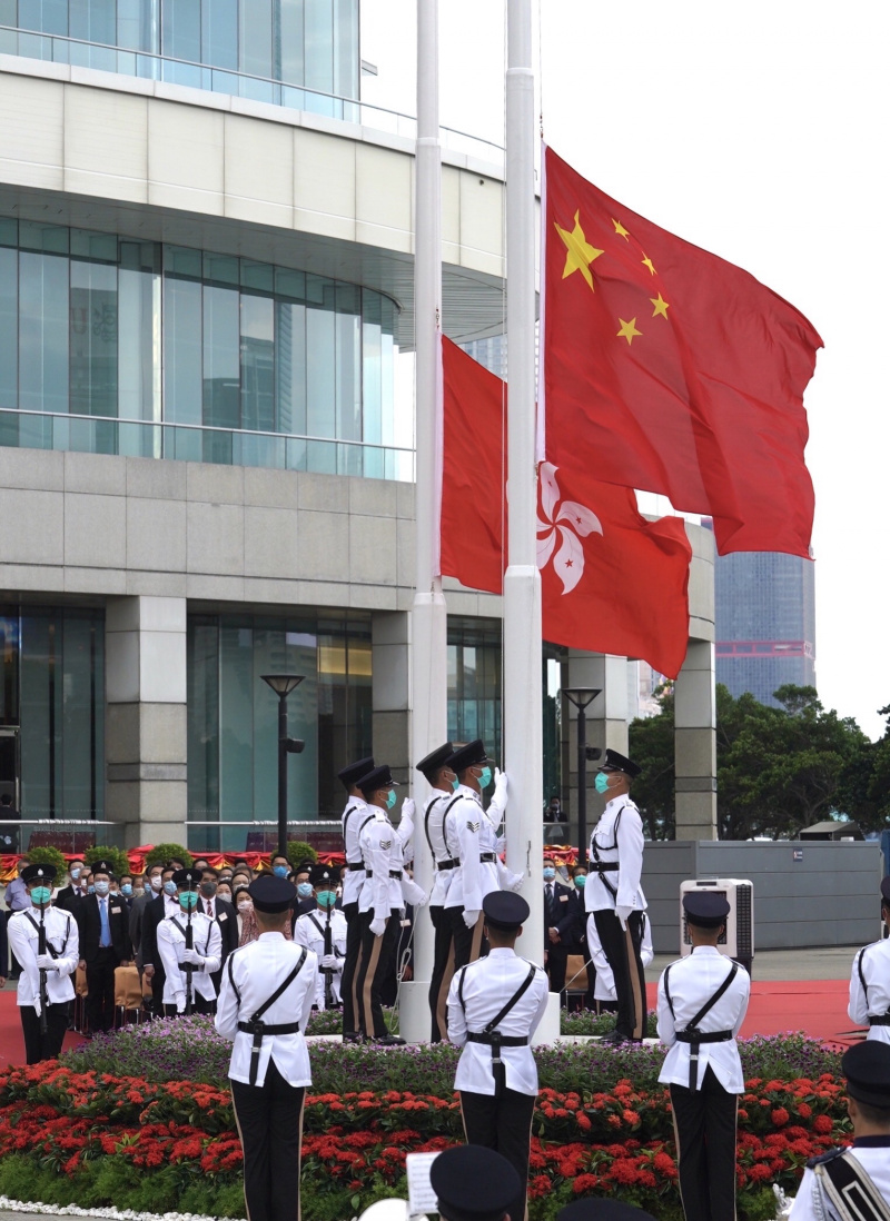 Une cérémonie de lever du drapeau national pour célébrer le 71e anniversaire de la fondation de la République populaire de Chine