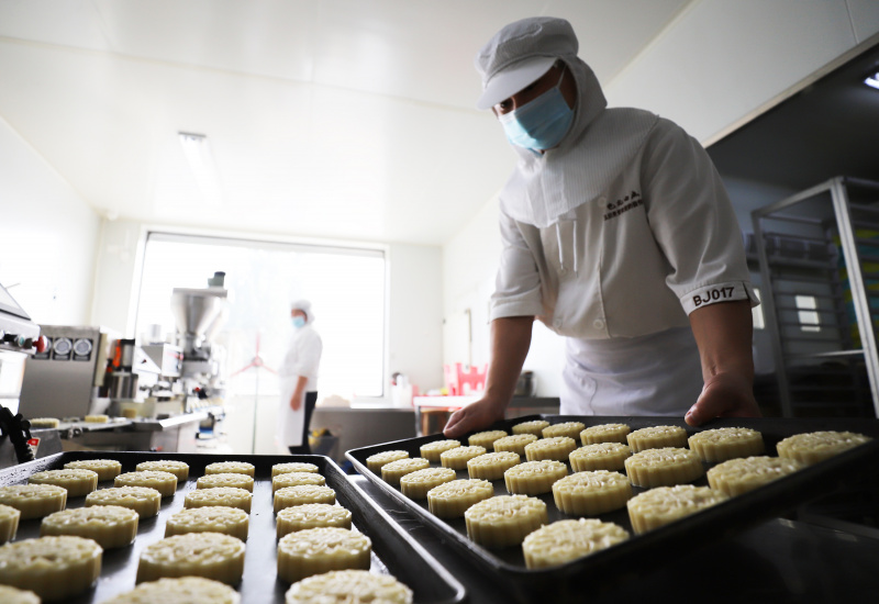 Un employé prépare des gâteaux de lune dans un atelier d'une entreprise alimentaire du district de Yutian de la ville de Tangshan