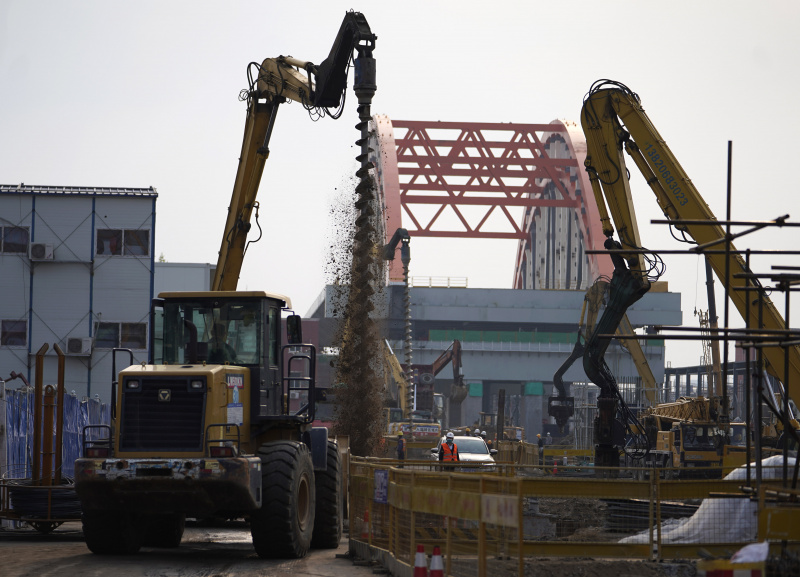 Des employés travaillent sur le chantier de construction d'un grand pont près de la gare ferroviaire de Fengtai dans l'arrondissement de Fengtai à Beijing