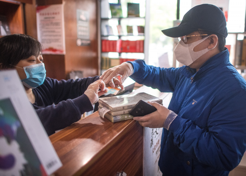 Un homme achète des livres à la librairie Zall à Wuhan