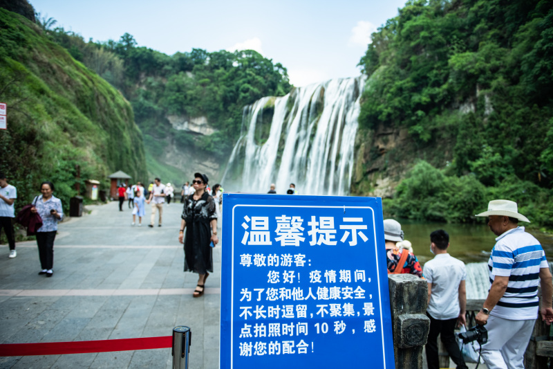 Des touristes visitent les chutes Huangguoshu à Anshun