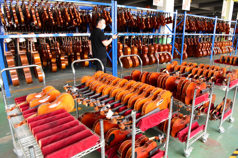 Des produits dans un atelier dans un parc industriel de production d'instruments de musique à Queshan