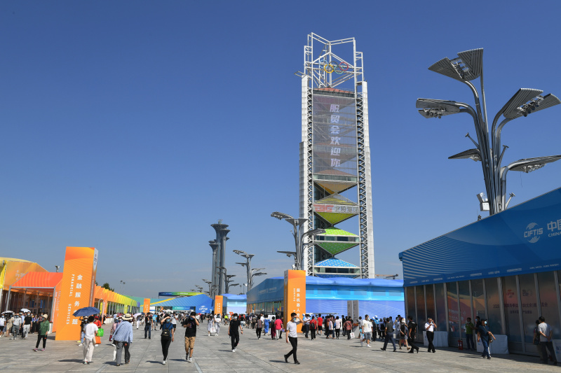 Des gens visitent les zones d'exposition du Salon international du commerce des services de Chine 2020