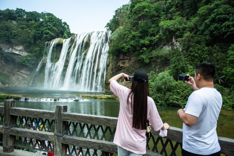 Des touristes visitent les chutes Huangguoshu à Anshun