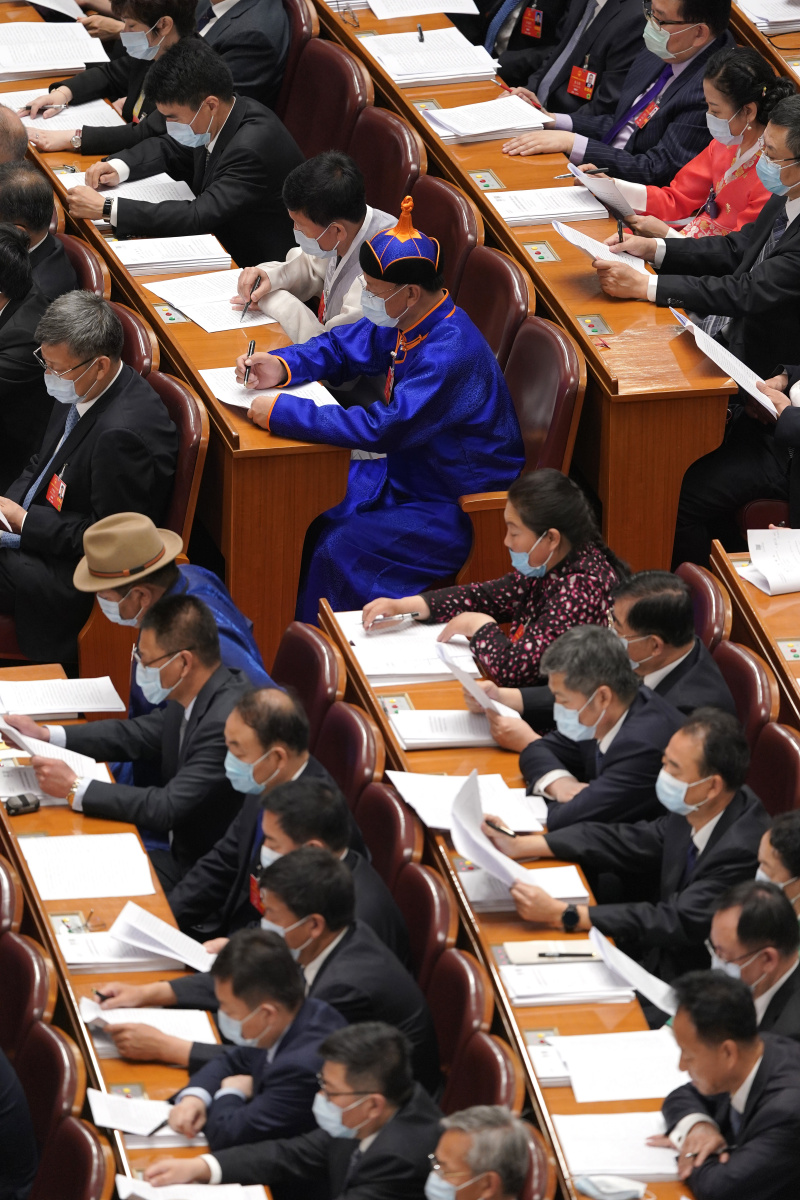 Les députés assistent à l'ouverture de la troisième session de la 13e Assemblée populaire nationale
