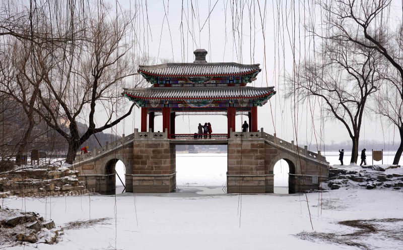 Des personnes visitent le Palais d'été enneigé à Beijing