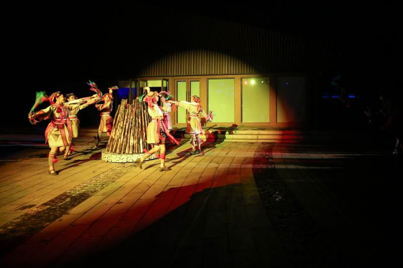 Des artistes jouent dans un spectacle pour les invités participant à la conférence annuelle du Forum de Boao pour l'Asie à Boao