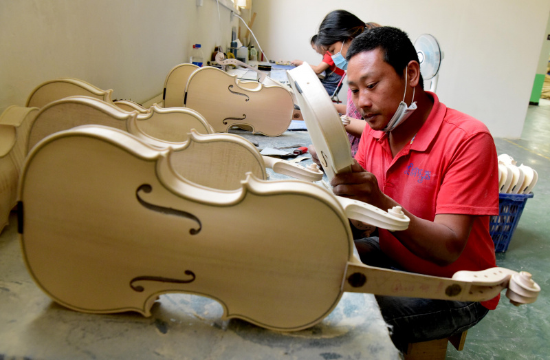 Fabrication de violons dans un atelier dans un parc industriel de production d'instruments de musique à Queshan
