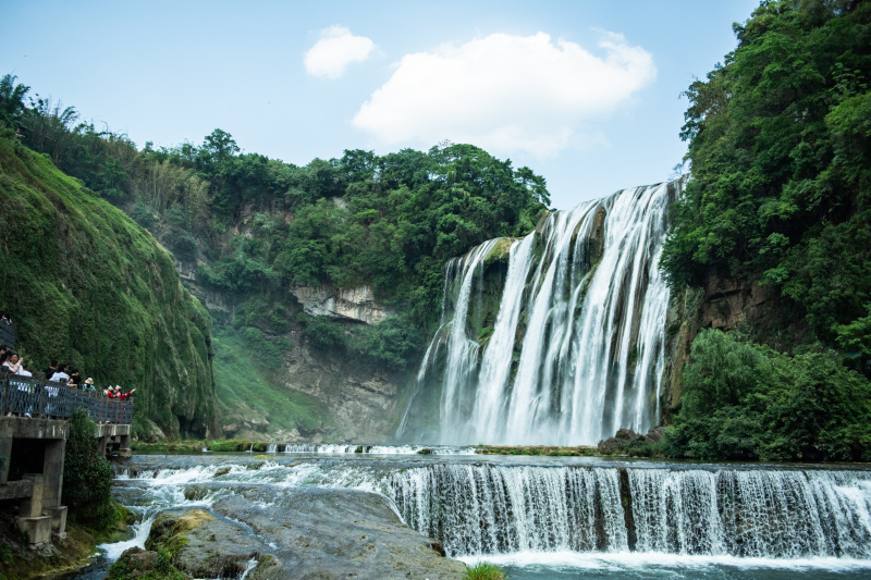 Des touristes visitent les chutes Huangguoshu à Anshun
