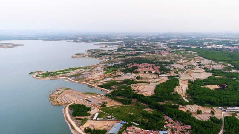 Vue aérienne du réservoir de Qingfengling dans le district de Juxian à Rizhao